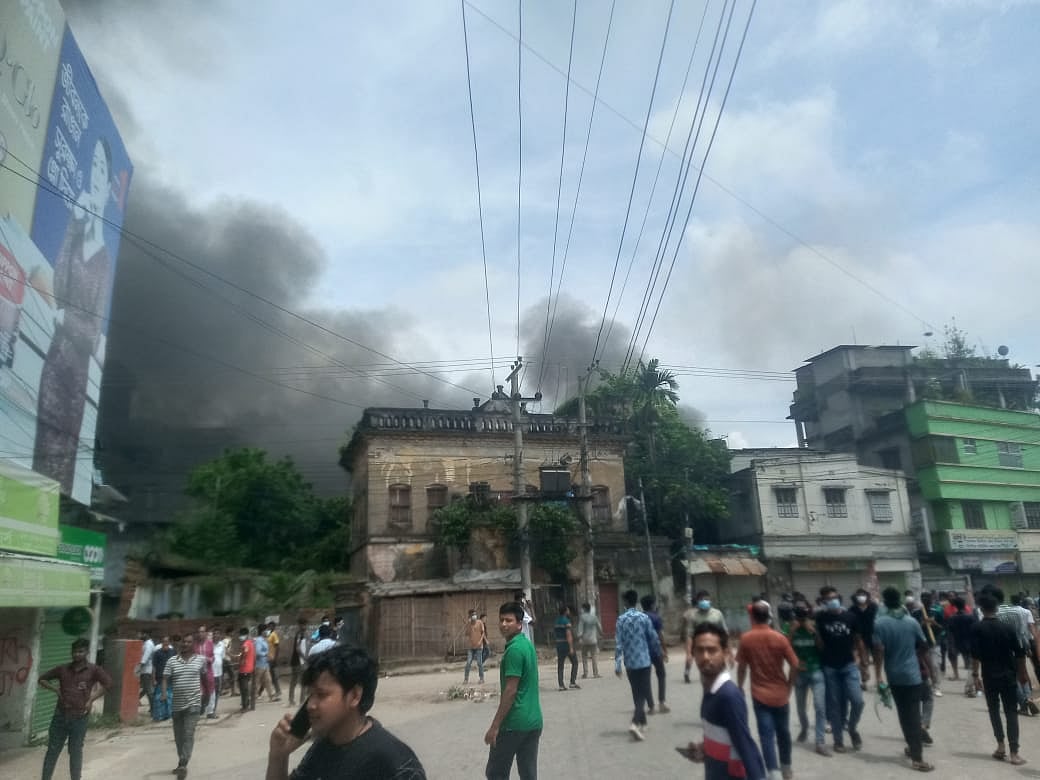 দিনাজপুরে জাতীয় সংসদের হুইপ ইকবালুর রহিমের বাসায় ভাঙচুর ও অগ্নিসংযোগ করা হয়েছে। আজ রোববার শহরের মুন্সিপাড়া এলাকায় হাসপাতাল মোড়ে